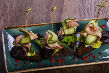 Kırmızı biber et ve cucucmber ile tapas hizmet