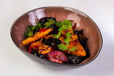 Kızarmış tofu mantar ve kişniş