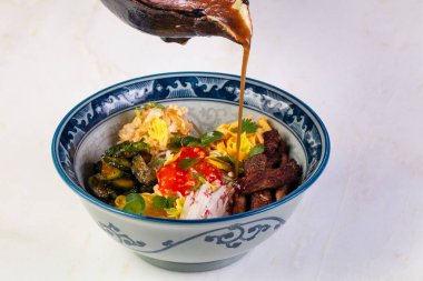 Yengeç eti ve özel sos ile poke