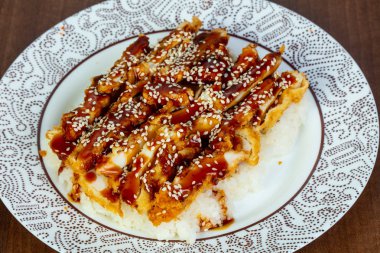 Pirinç ve teriyaki soslu tavuk tempura