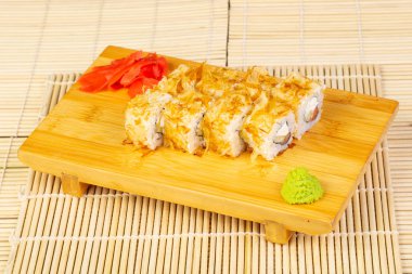 Peynir ile lezzetli Norveç suşi rulo