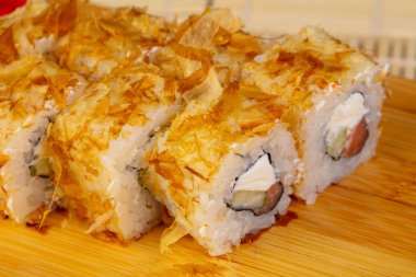 Peynir ile lezzetli Norveç suşi rulo