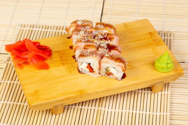 Midye ile lezzetli domuz pastırması suşi rulo