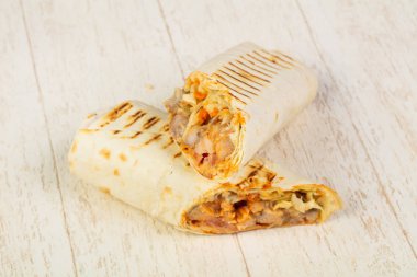 İştah açıcı büyük shawarma et, sos ve salata ile