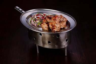 Izgara domuz Barbekü soğan ile