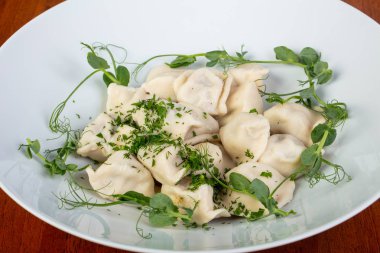 Otlar ile lezzetli haşlanmış Mantı