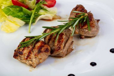 Lezzetli Dana madalyon salata ile