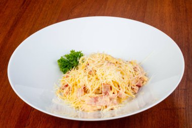 Jambon ve peynir ile lezzetli carbonara makarna