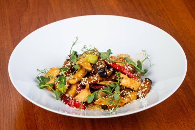 Tavuk lezzetli haşlanmış sebze