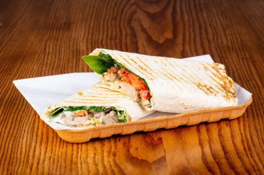 Shawarma domuz eti ve domates ile