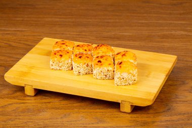 Lezzetli kızarmış peynir suşi orkinos ile rulo