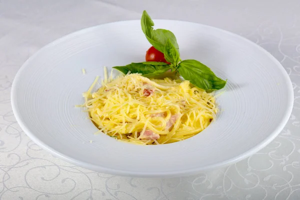 Pasta Carbonara Serviert Basilikumblätter — Stockfoto