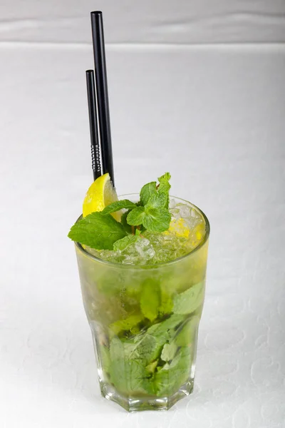 Cold Mojito Cocktail White Table — Stock Photo, Image