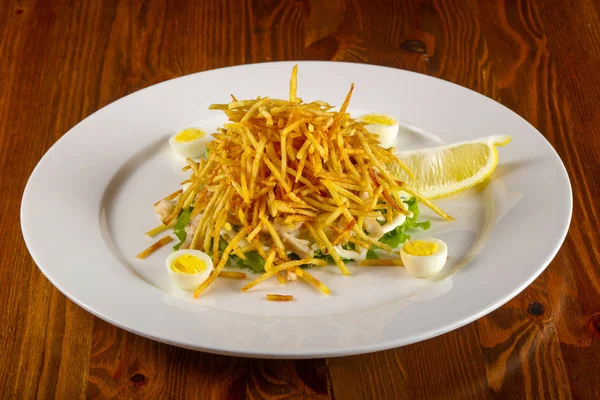 Tavuk Ile Kızarmış Patates Salatası — Stok fotoğraf