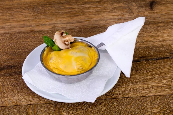 Грибной Кокот Сыром Подаваемый Петрушкой — стоковое фото