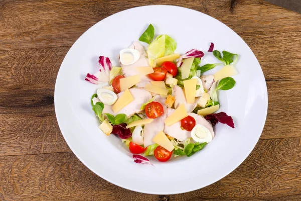 Jambon, yumurta ve domates salatası