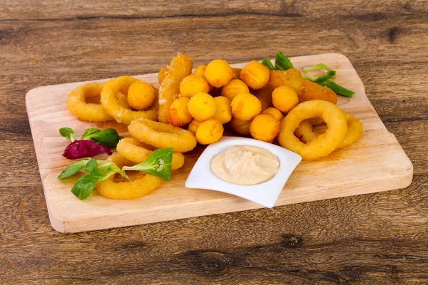 Fry soğan halkaları ve patates topları