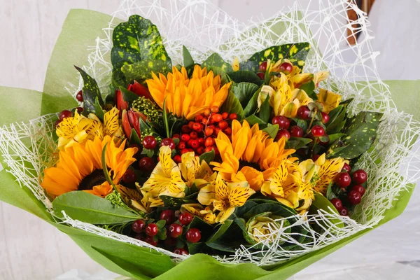 Bouquet Romantico Con Vari Fiori — Foto Stock