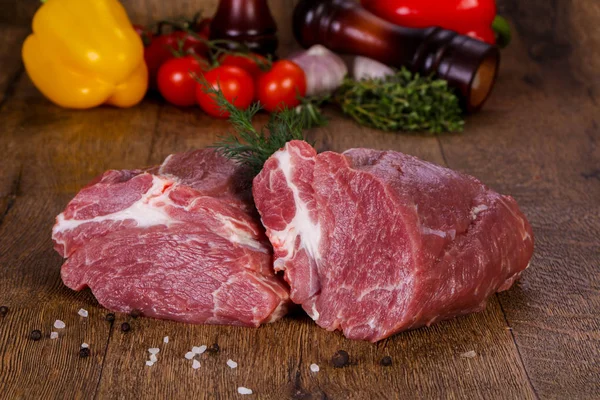 Ahşap zemin üzerinde çiğ domuz eti