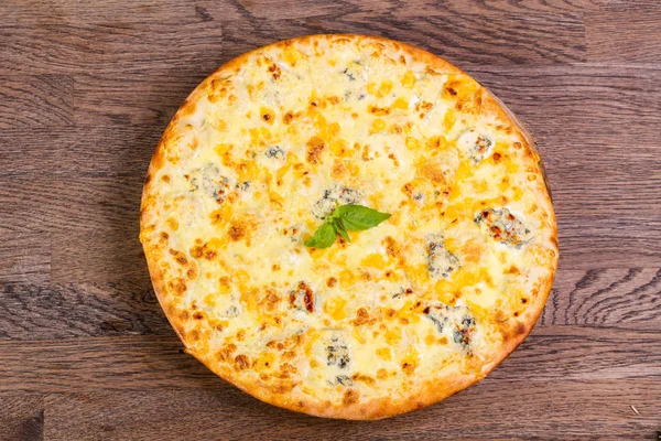 Fesleğen servis dört peynirli pizza