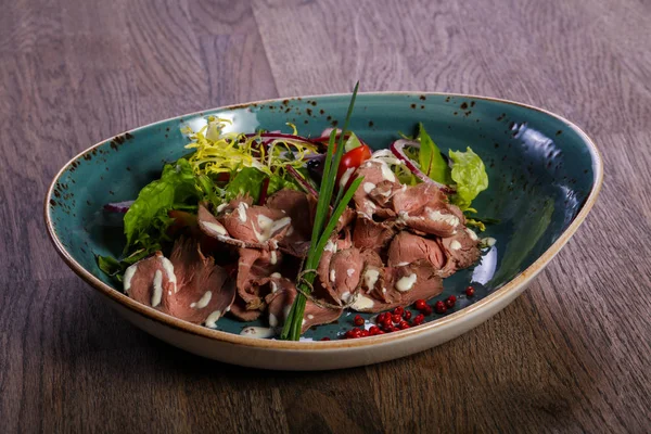 Biftek salata sosu ve soğan ile