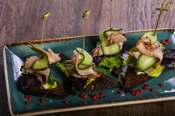 Kırmızı biber et ve cucucmber ile tapas hizmet