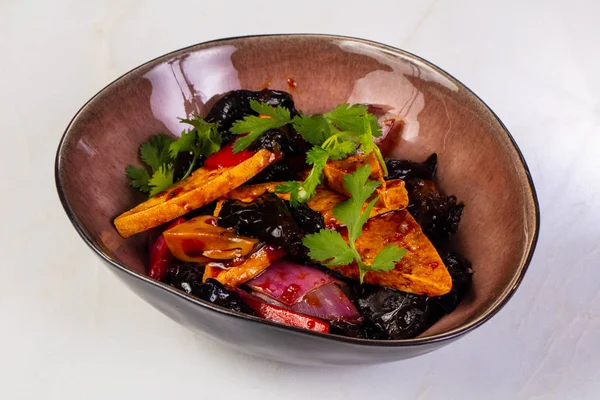 Kızarmış tofu mantar ve kişniş