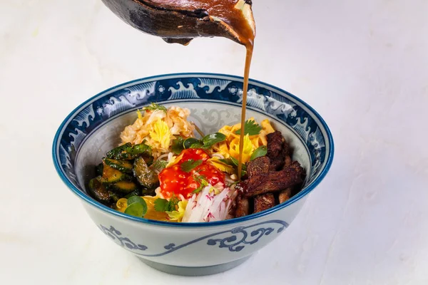 Yengeç eti ve özel sos ile poke