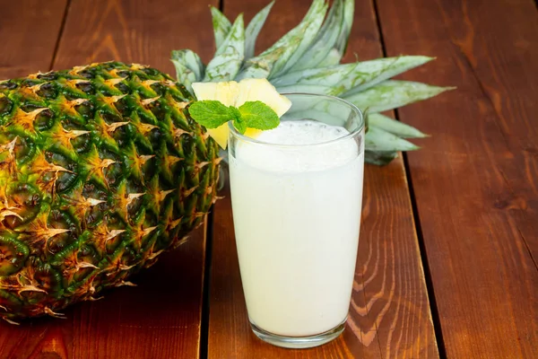 Tatlı ve soğuk ananas shake