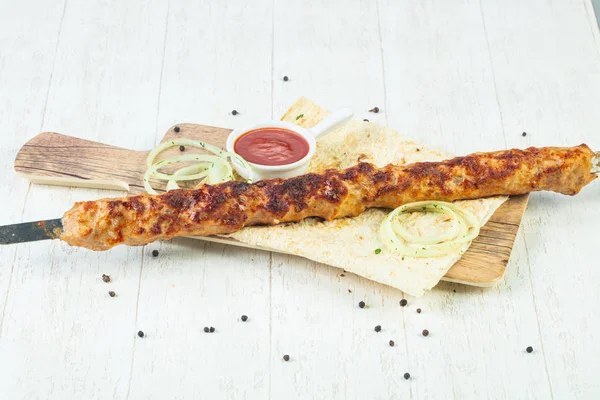 Izgara kıyılmış tavuk sosu ve soğan kebabı