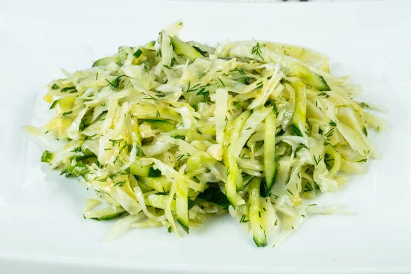 Salatalık ile Çiğ lahana salatası