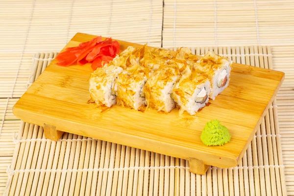 Peynir ile lezzetli Norveç suşi rulo