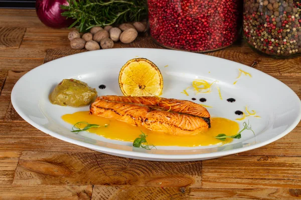 Lezzetli somon hissesi limon ve sos ile