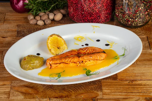 Lezzetli somon hissesi limon ve sos ile