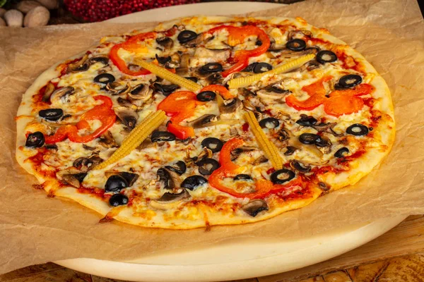 Lezzetli vejetaryen pizza zeytin, biber ve Mısır ile