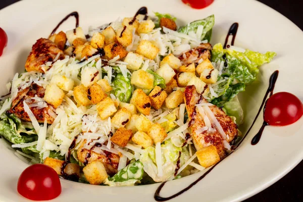 Sezar Salata tavuk ve kiraz domates ile
