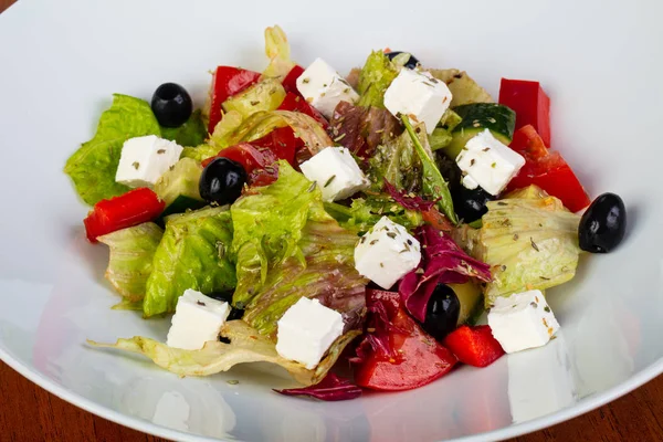 Lezzetli Yunan salatası woth peynir ve zeytin