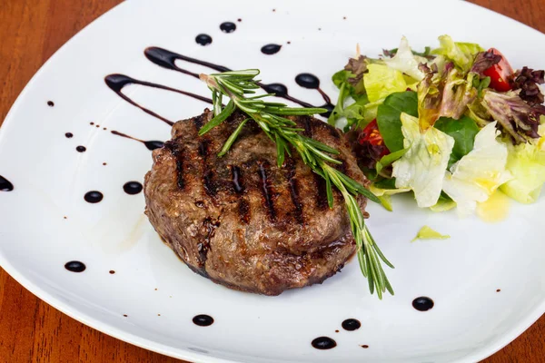 Deliciosa Estaca Ternera Frita Con Ensalada — Foto de Stock