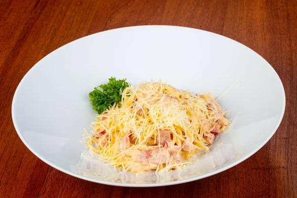Jambon ve peynir ile lezzetli carbonara makarna