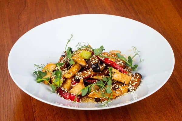 Tavuk lezzetli haşlanmış sebze