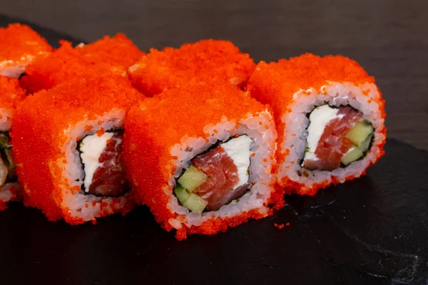 Somon ve sebzeler ile lezzetli California ayarla