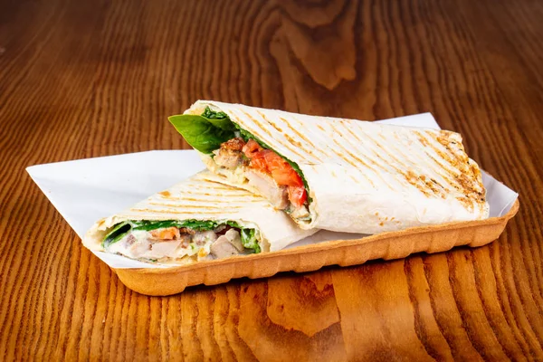 Shawarma domuz eti ve domates ile