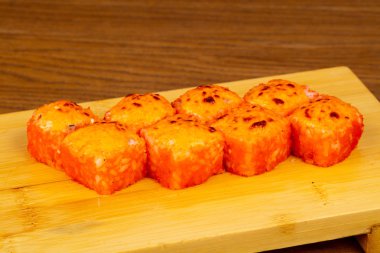 Lezzetli kızarmış California suşi rulo