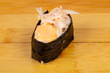 Lezzetli baharatlı yengeç suşi roll