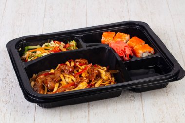 Rulo, şehriye ve et ile bento