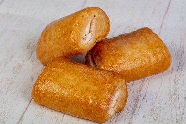 Reçel dolum ile lezzetli puf böreği strudel