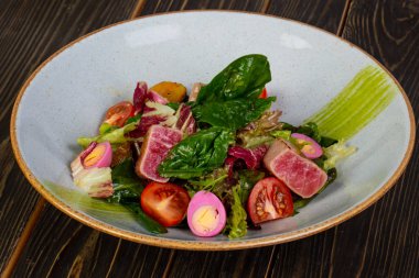 Ton balığı salatası yumurta ve domates