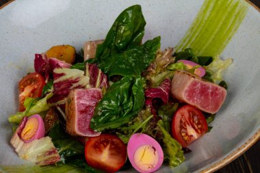 Ton balığı salatası yumurta ve domates