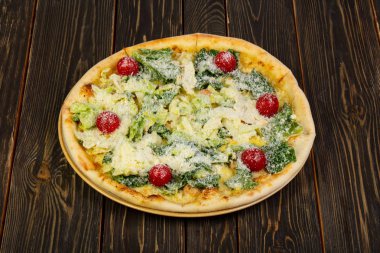 Pizza Sezar tavuk ve domates ile