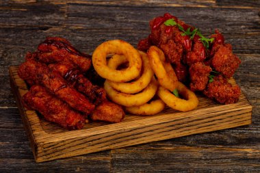 Tavuk kanatları, bacak ve soğan plakası kızart